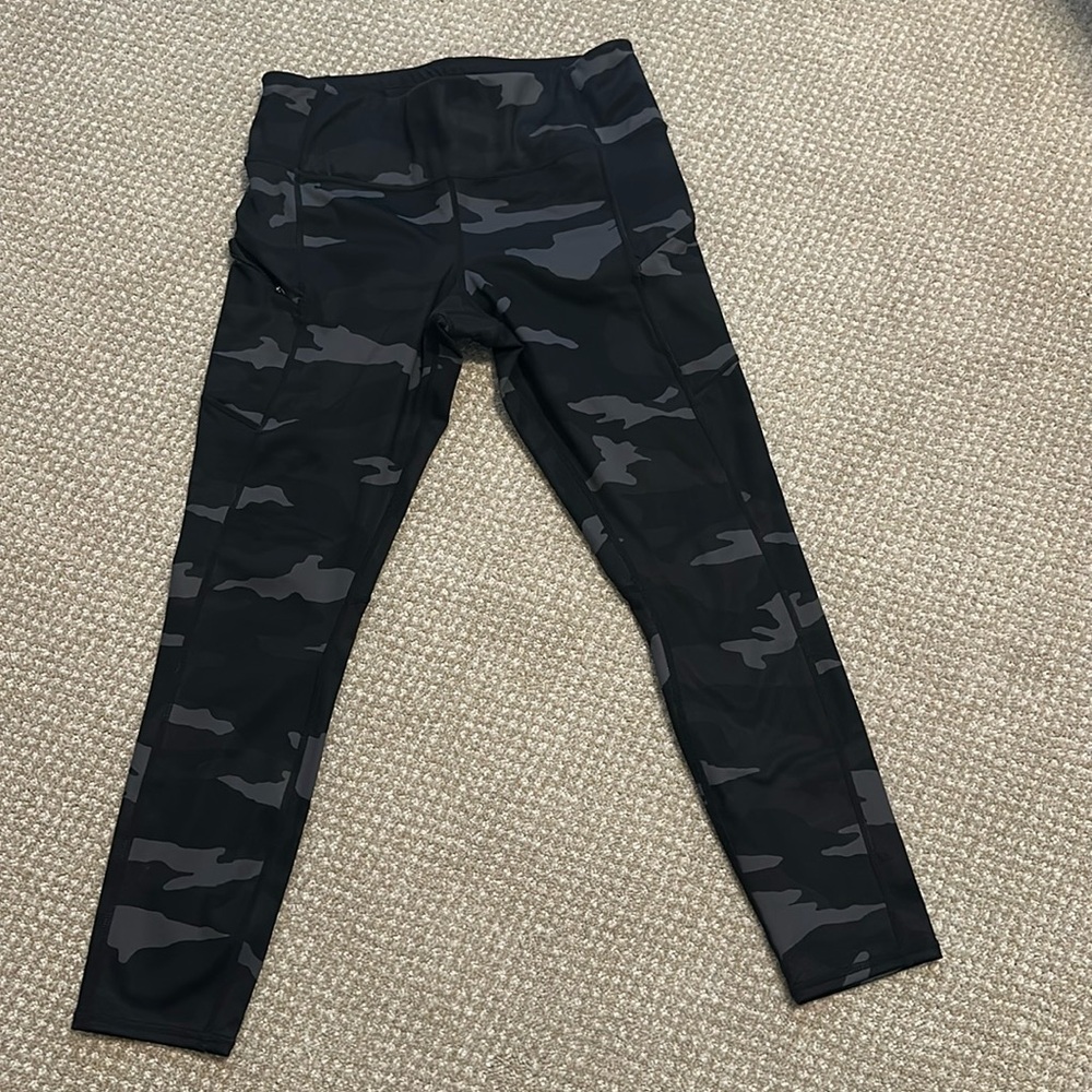 Athleta size Medium camo leggings